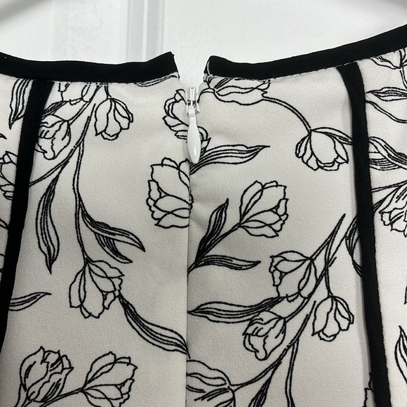 Banana Republic Black and White Floral Blouse | Size 10 - Picture 6 of 6